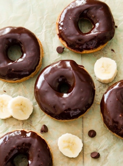 Bronut with banana cream